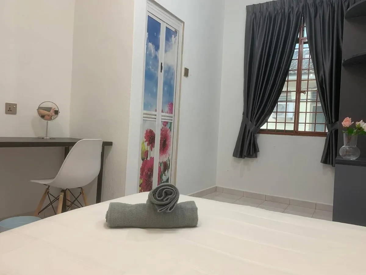 Queen Room Semi Attached Bathroom Bukit Mertajam Alma Impian マレーシア